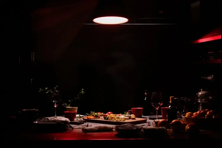 美食博主被曝人设造假，后厨摆拍全程幕后揭秘 - 吃瓜黑料抖音实锤配图
